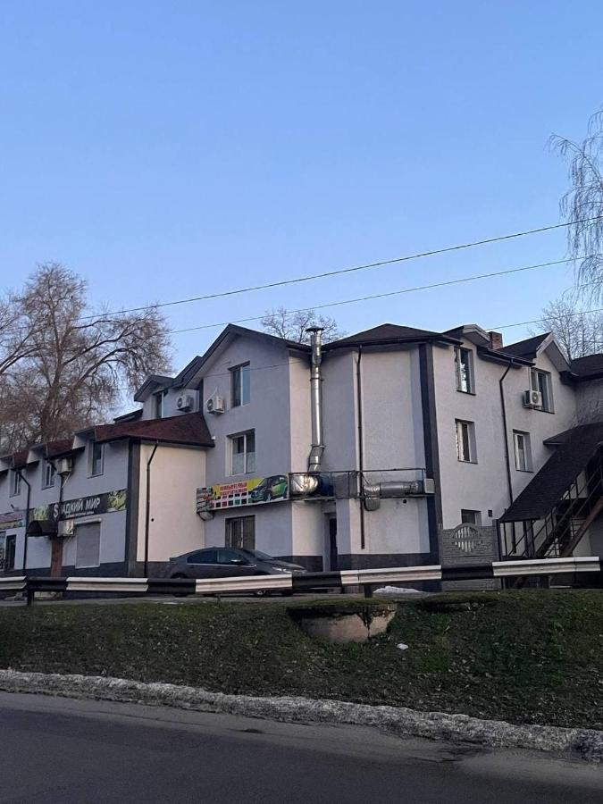 Pitstop Motel Kamjanske Exteriör bild