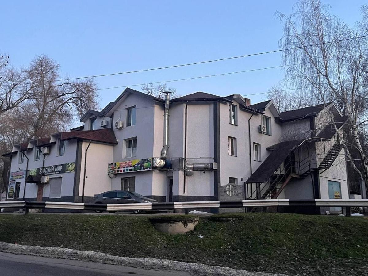 Pitstop Motel Kamjanske Exteriör bild